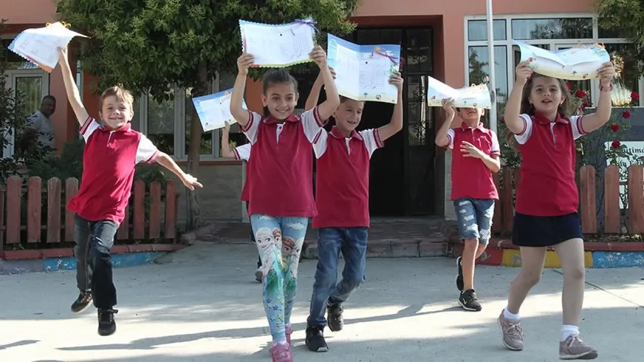 2025 Yaz Tatili Takvimi Belli Oldu: Okullar 20 Haziran’da Kapanıyor, Karne Günü Aynı Tarihte 2