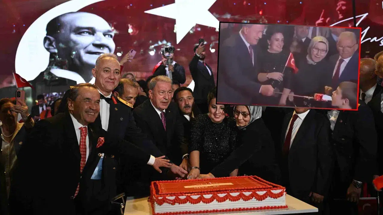 Hulusi Akar Cumhuriyet Bayramı Resepsiyonunda Küçük Çocuğa Kılıçla Pasta Yedirdi!