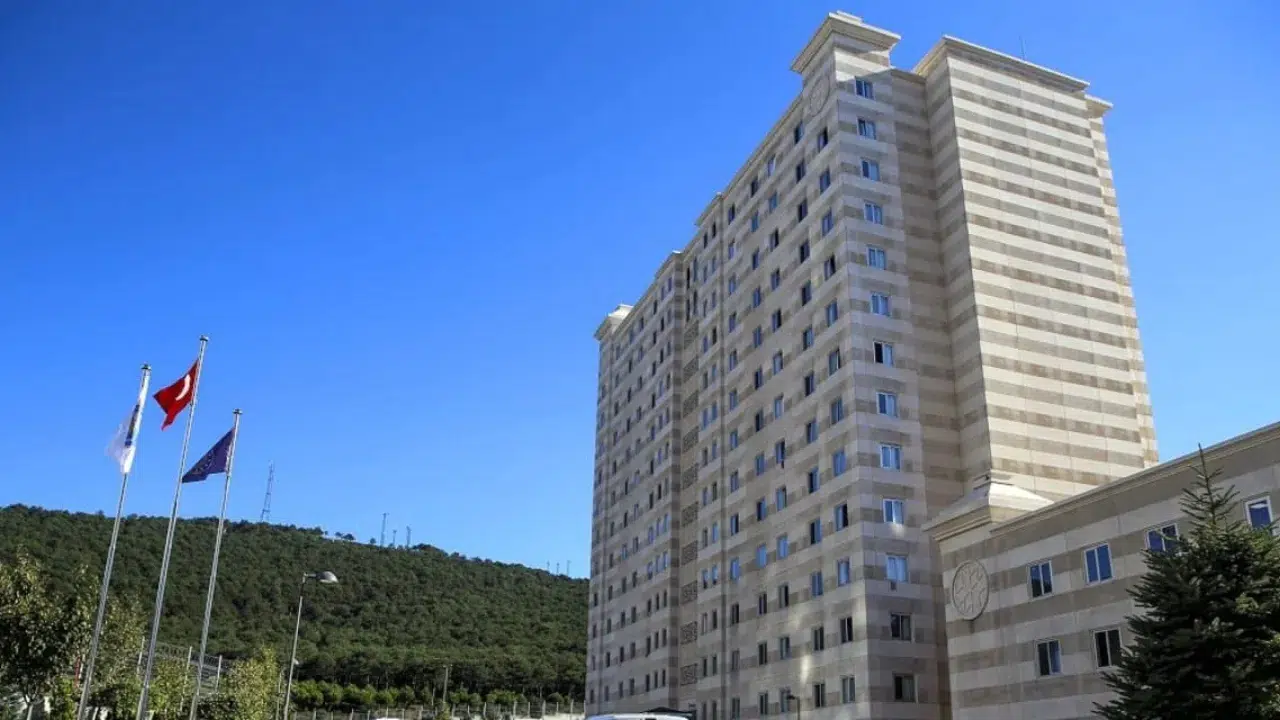 İstanbul Maltepe’de KYK Yurdunda Tavan Çöktü, Asansör Düştü!