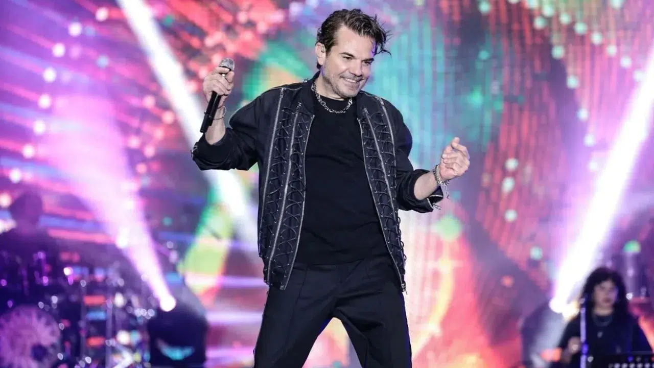 Kenan Doğulu’nun İmdadına Hayranı Yetişti! Sahnede Bağcıklarını Bağladı