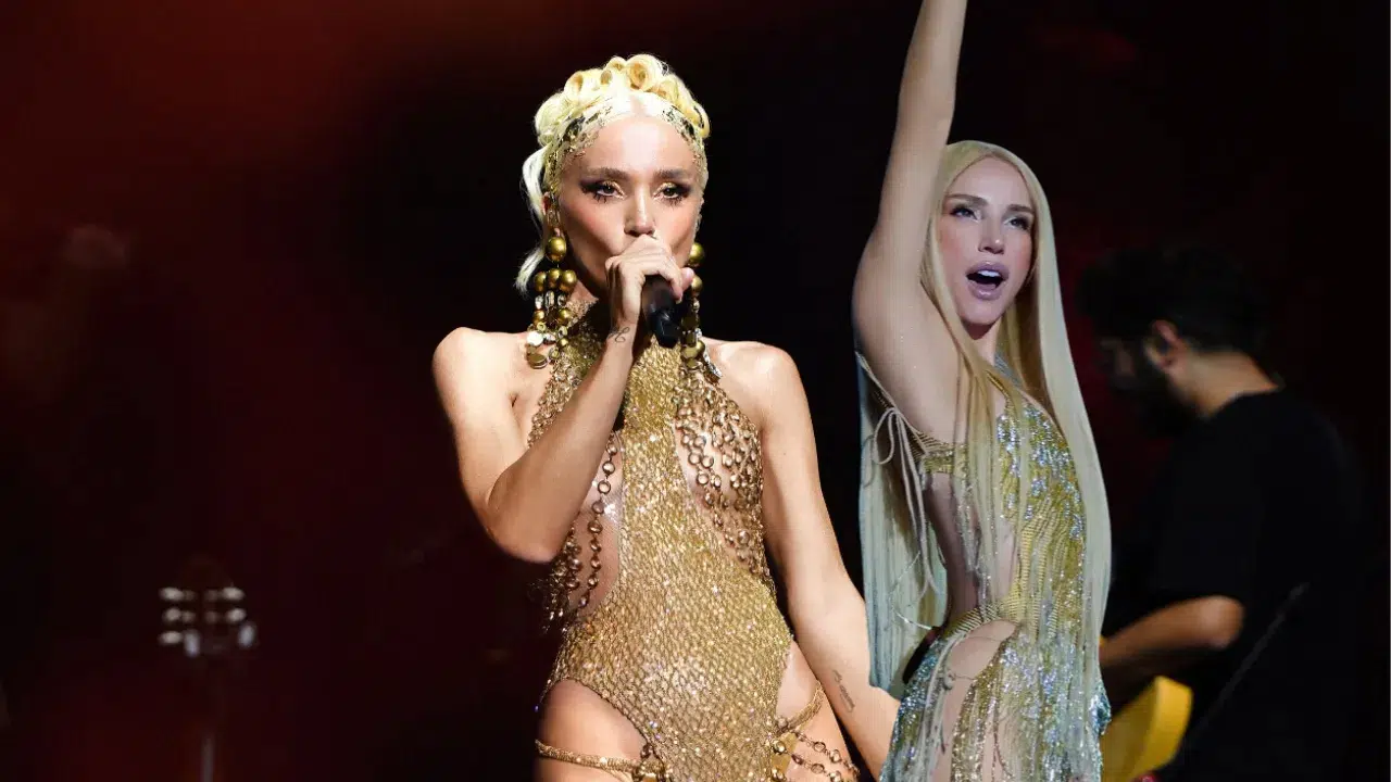 Gülşen’den Konserde Tepki: “Üzerinde Atatürk Resmi Olan Şeyi Nasıl Attınız?”