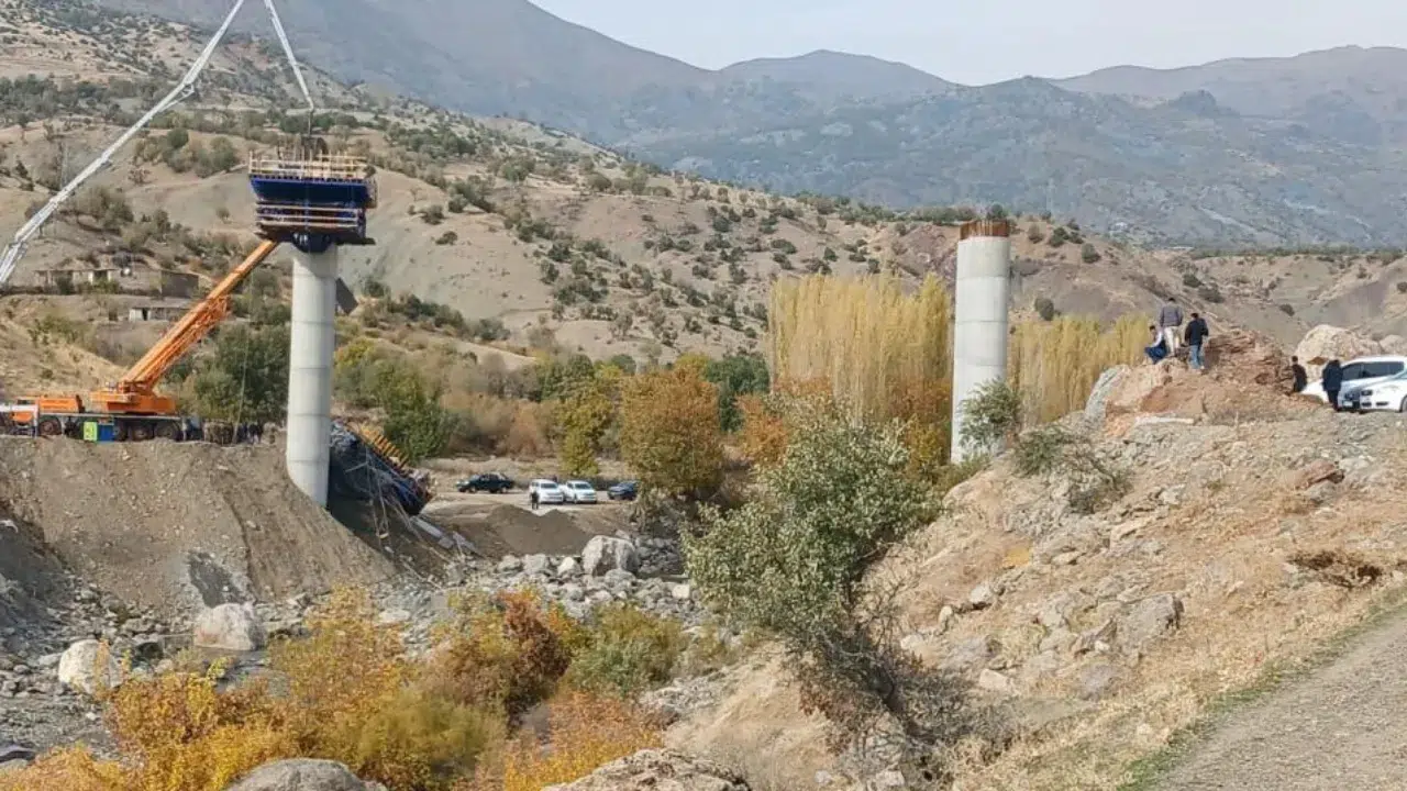 Diyarbakır Kulp’ta Köprü İnşaatında Çökme: İki Kişi Enkaz Altında Kaldı!