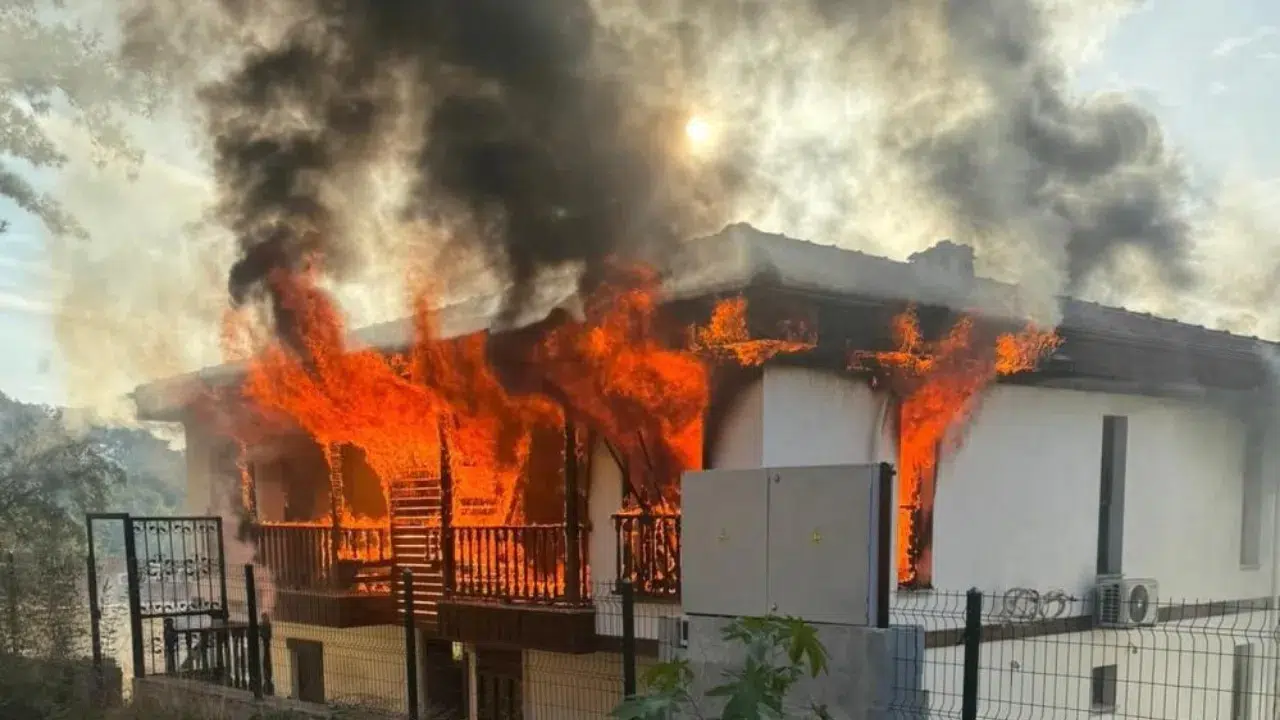 Jandarmayı Karşısında Görünce Yasaklı Madde ile Yakalanmamak İçin Evini Yaktı!