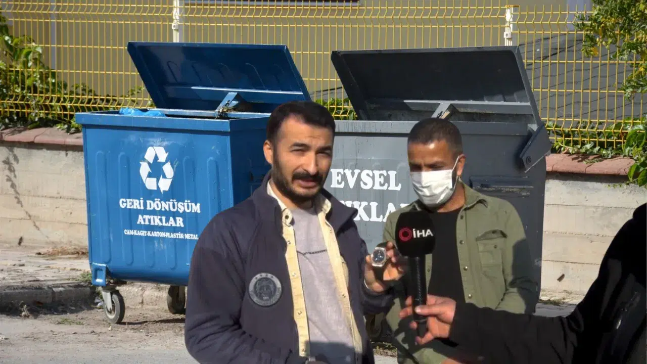 "Atık Avcıları" Çöpten Buldukları Saatin Fiyatını Görünce Şok Oldular!