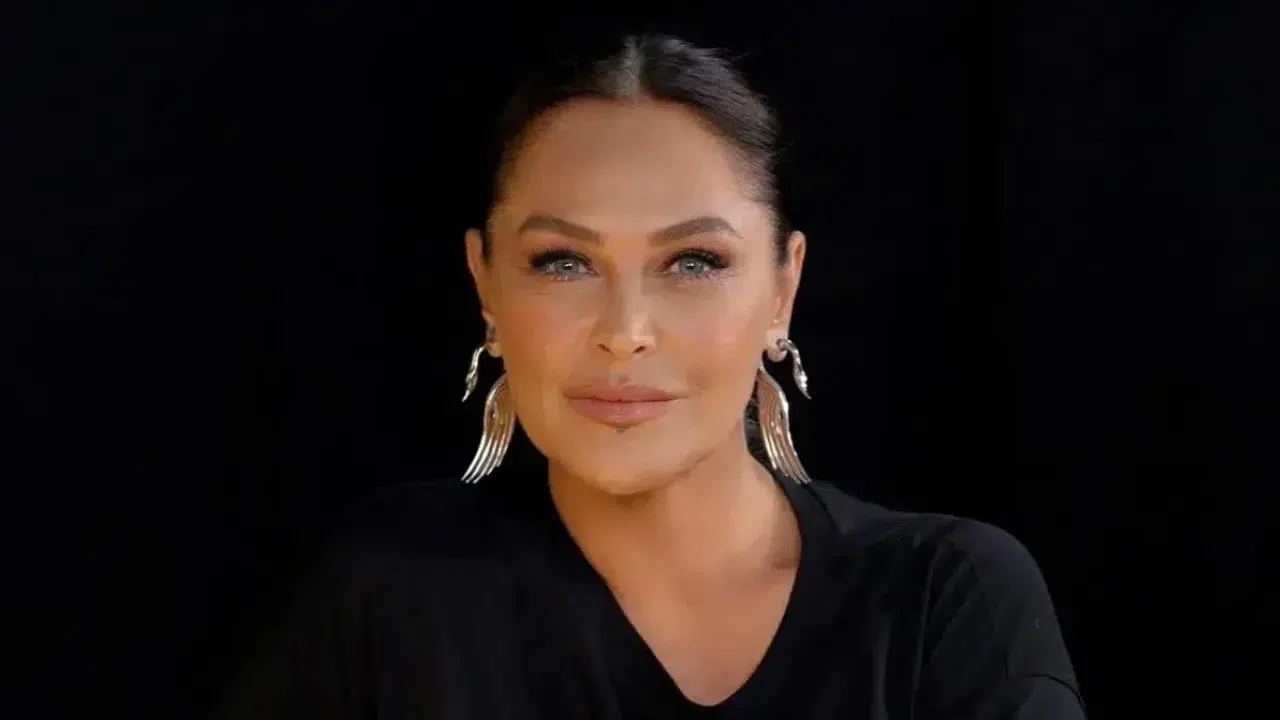 Ünlü Şarkıcı Hülya Avşar İş Dünyasına Adım Attı