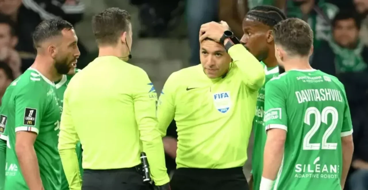 Fransa'da Futbol Skandalı: Hakeme Tribünden Mermi Atıldı, Maç Yarıda Kaldı!