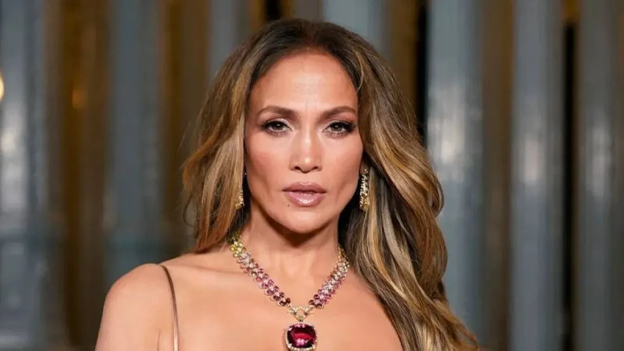 Jennifer Lopez Pembe Takımıyla Kızılcık Şerbeti'ndeki Asude Karakterine Benzetildi: “Asude Lopez”