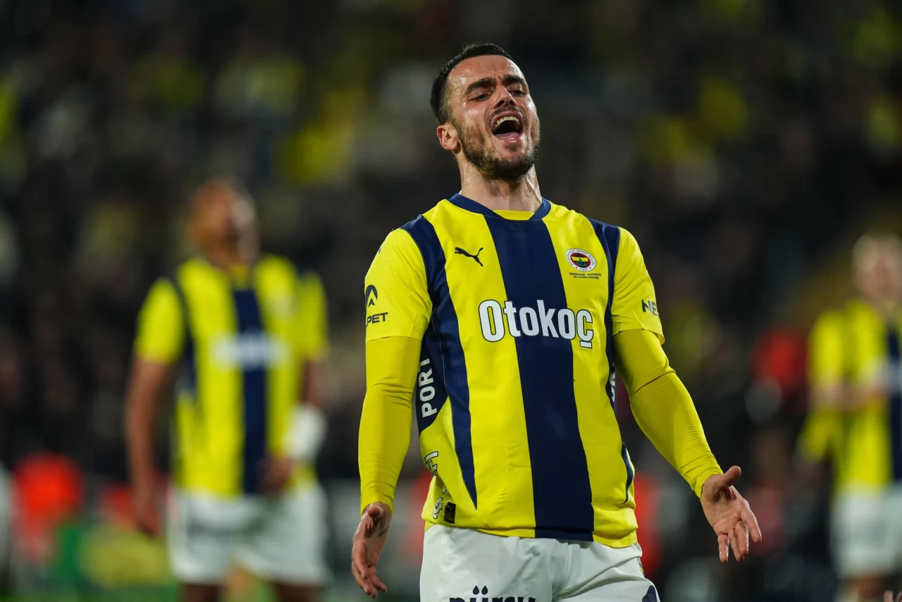 Fenerbahçe'de Derbi Şoku! Filip Kostic Beşiktaş Maçında Forma Giyemeyecek