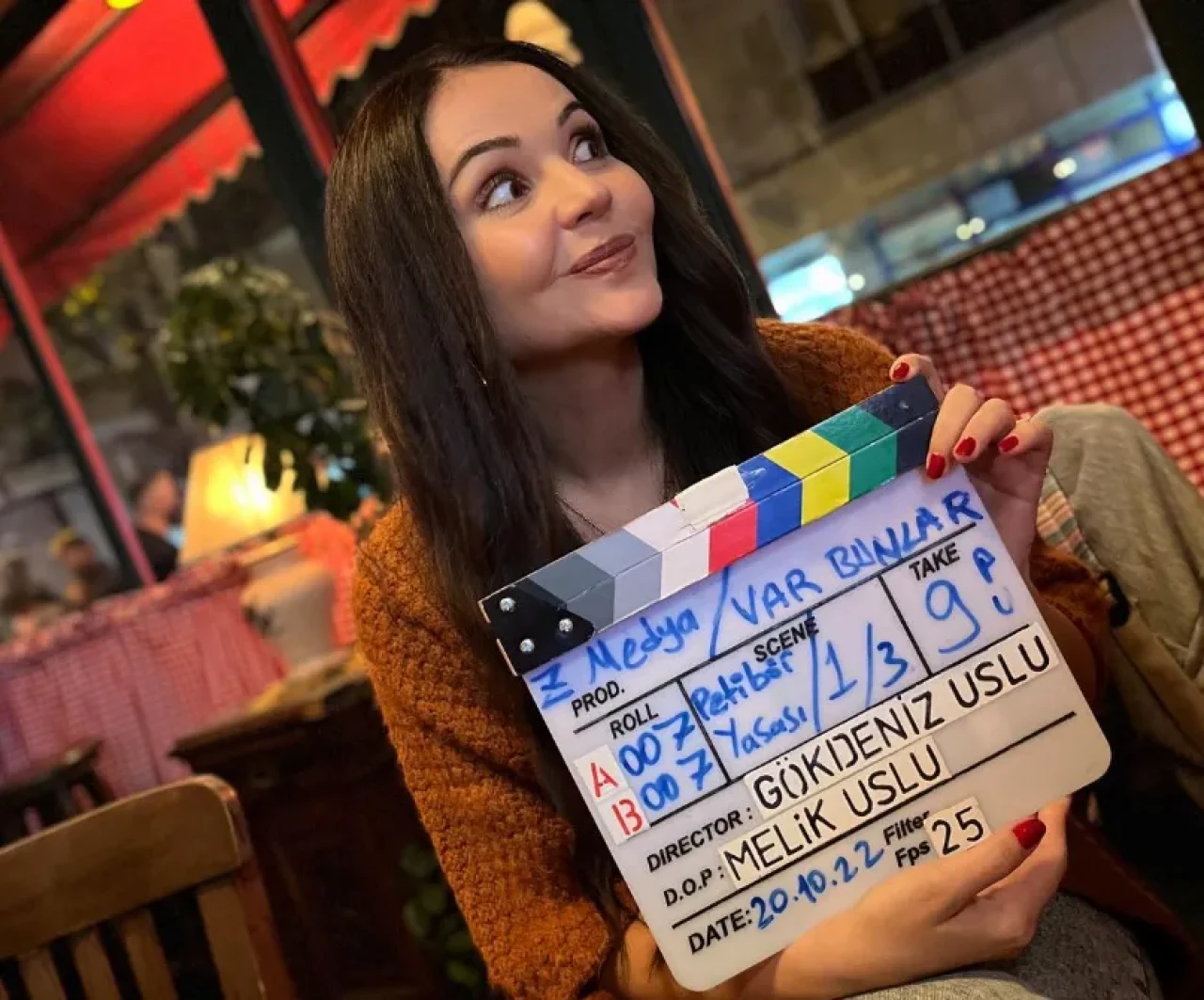 Cansu Diktaş İki Farklı Projeyle Ekranda: “Zihnime Bir Bilet” ve “Var Bunlar”da Rol Alıyor