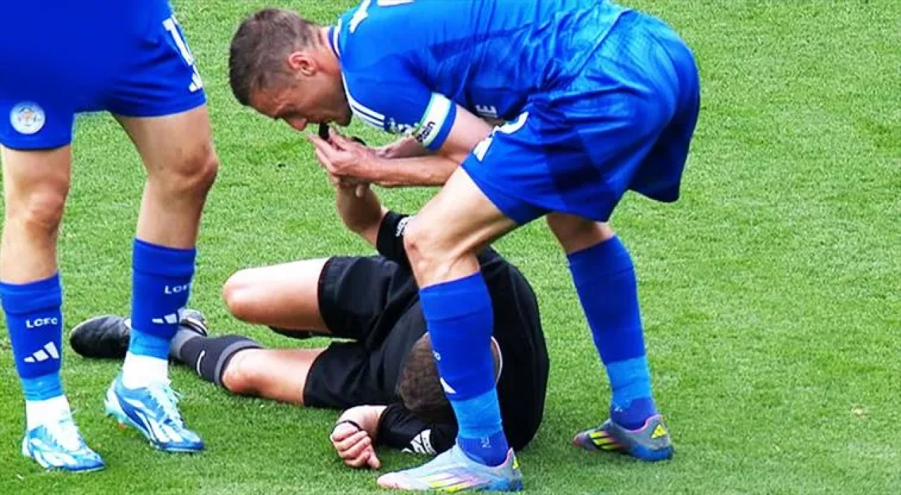 Premier Lig'de Şok Anlar: Jamie Vardy Hakemin Düdüğünü Çaldı!