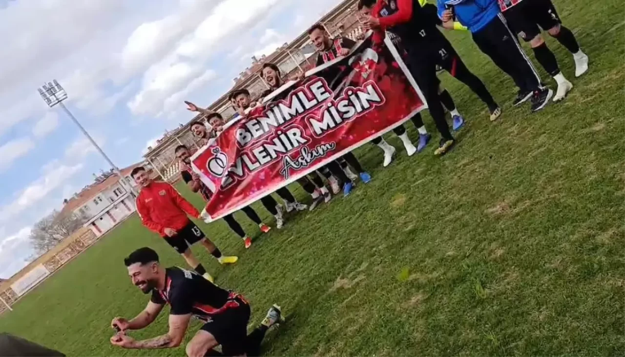 Nevşehir’de Futbol Sahasında Evlilik Teklifi! Tribünler Duygulandı