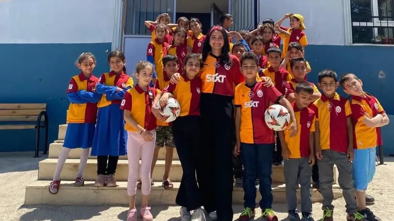 Yunus Akgün’den Depremzede Miniklere Şampiyonluk Hediyesi