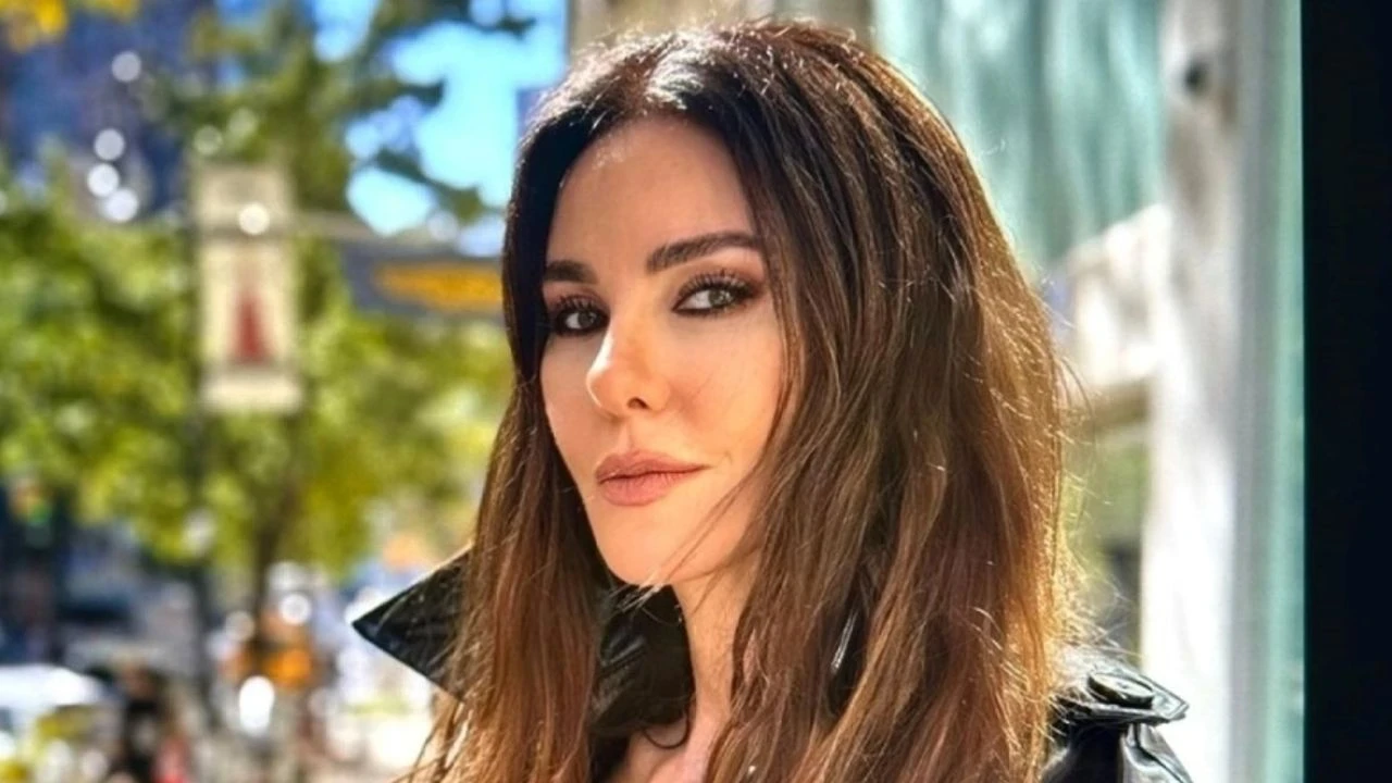Defne Samyeli 53. Yaşını Cannes’da Kutladı: Sırt Dekolteli Elbisesiyle Göz Kamaştırdı