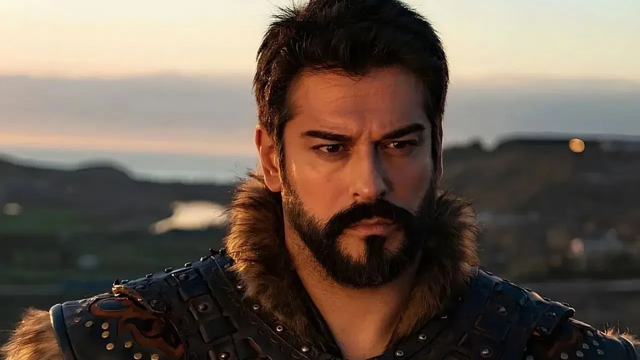 Burak Özçivit’ten Radikal İmaj Değişikliği: Sakallar Gitti, Yeni Dönem Başladı!