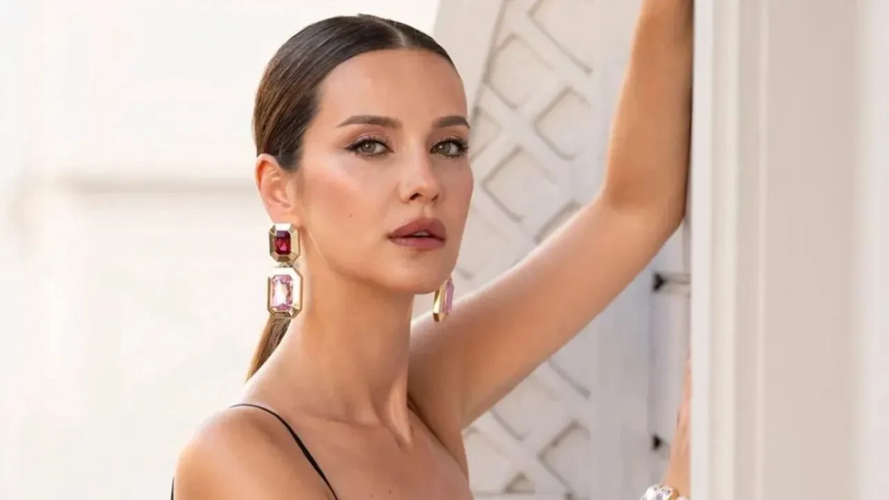 İrem Helvacıoğlu Karnı Burnunda Pozlarını Sosyal Medyada Paylaştı