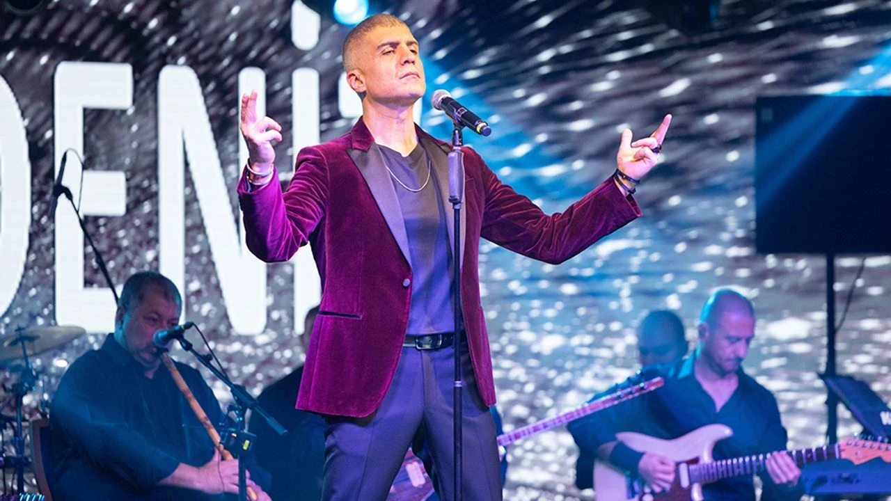 Özcan Deniz, Kıbrıs Konserinde Ailesine Sitem Etti: "İnsan En Çok En Yakınıyla Sınanır"