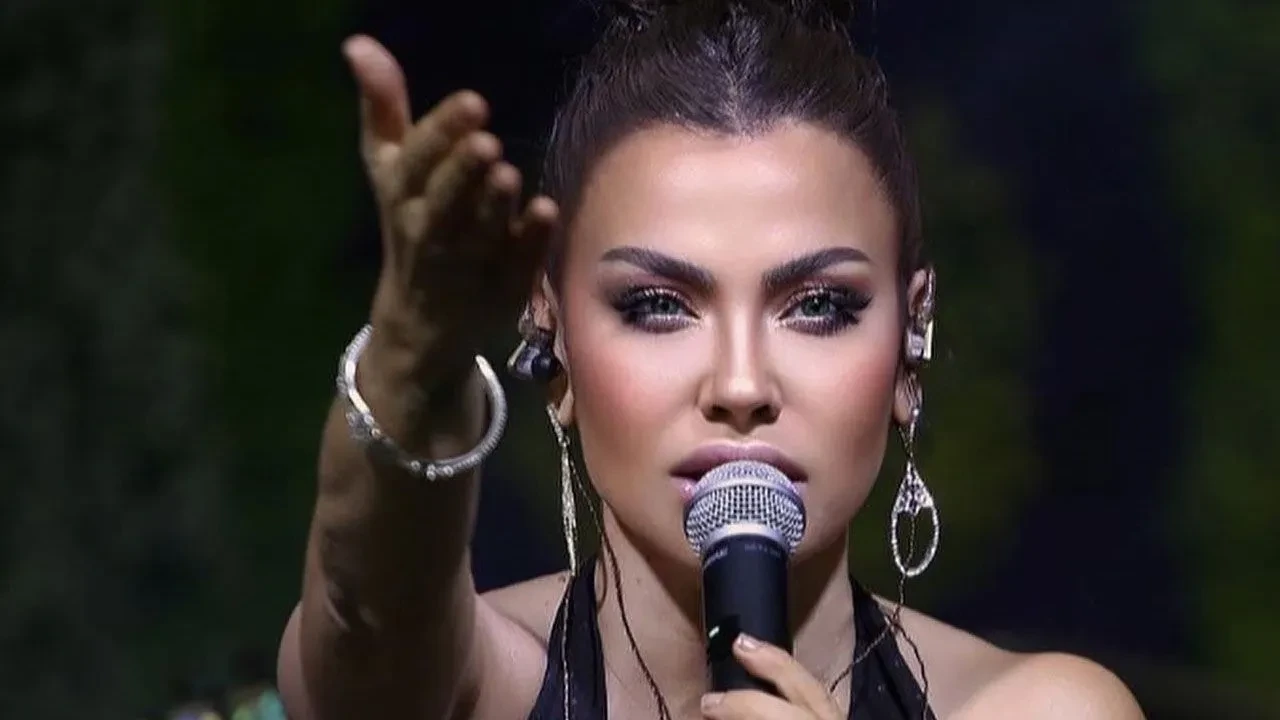 Ünlü Şarkıcı Lara: “Beynimde Kitle Tespit Edildi, Dualarınızı Bekliyorum”