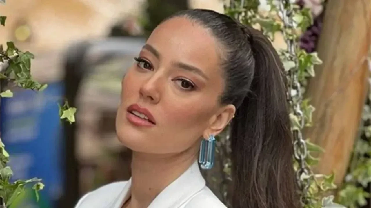 Pelin Akil Menajeriyle Aşk İddialarına Sosyal Medyadan Yanıt Verdi