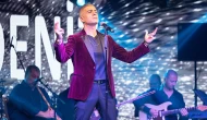 Özcan Deniz, Kıbrıs Konserinde Ailesine Sitem Etti: "İnsan En Çok En Yakınıyla Sınanır"
