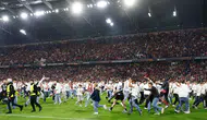 Avrupa'da tarihi gece: İstanbul biletini kapan taraftar sahayı işgal etti