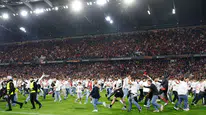 Avrupa'da tarihi gece: İstanbul biletini kapan taraftar sahayı işgal etti