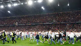 Avrupa'da tarihi gece: İstanbul biletini kapan taraftar sahayı işgal etti
