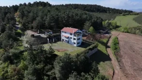 Otoyoldan Görülüp Fenomen Olan Ev Satışta! ‘Bir Gün Kalınca Bir Ay Tatil Gibi’