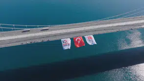 Boğaz'ın gerdanlığı al bayrakla donatıldı: 15 Temmuz'un yıl dönümünde devasa görüntüler