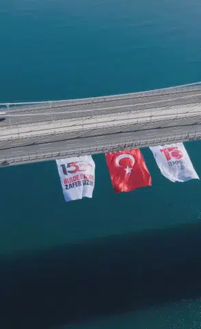 Boğaz'ın gerdanlığı al bayrakla donatıldı: 15 Temmuz'un yıl dönümünde devasa görüntüler