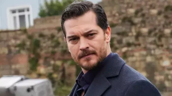 Adanalı Genç Çağatay Ulusoy'a Benzerliğiyle Satışlarını Artırdı