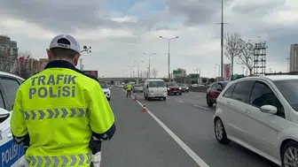 Vatan Caddesi’nde Yola Yağ Döküldü: Motosikletliler Kaygan Yolda Art Arda Düştü!