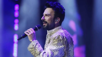 Tarkan’dan Yürek Yakan Şarkı: “Dönmüyor Giden”