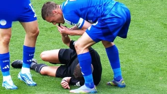 Premier Lig'de Şok Anlar: Jamie Vardy Hakemin Düdüğünü Çaldı!
