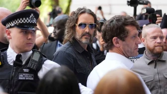 Russell Brand, Cinsel Saldırı Suçlamalarıyla Mahkemeye Çıktı: Tahliye Edildi