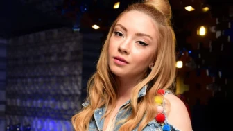 Ece Seçkin Depremde Zarar Gören Ödüllerini Onardı, Mutluluğunu Paylaştı