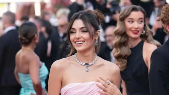 Hande Erçel Cannes’da Kırmızı Elbisesiyle Büyüledi!