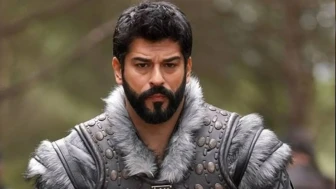Burak Özçivit'ten Takdir Toplayan Jest: Ekibini Tatile Götürdü