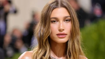 Hailey Bieber, Met Gala After Party’de Altın Rengi Elbisesiyle Göz Kamaştırdı