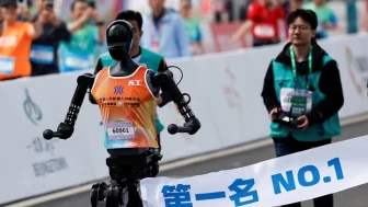 Robotlar İnsanlarla Koştu! Çin'den Dikkat Çeken Teknoloji Adımı