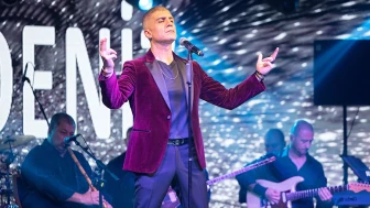 Özcan Deniz, Kıbrıs Konserinde Ailesine Sitem Etti: "İnsan En Çok En Yakınıyla Sınanır"