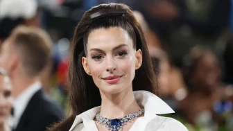 Ünlü Oyuncu Anne Hathaway Sette Merdivenlerden Düştü