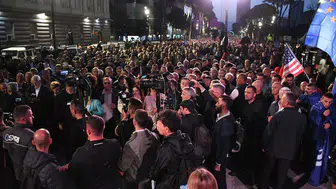 Tiran sokaklarında tansiyon düşmüyor: Başbakanlık binası önünde molotoflu çatışma