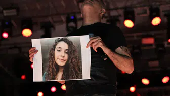Haluk Levent’ten Tunceli’de vefalı duruş: Gülistan Doku için sahneden seslendi