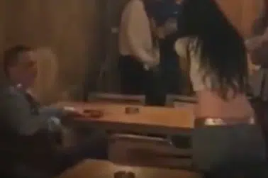 Ozan Güven için Kadıköy'de şok anlar: Mekandaki kadınlar "Failler dışarı" diyerek protesto etti