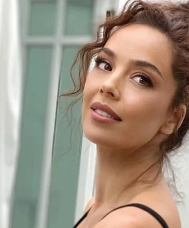 Azra Akın’dan Dikkat Çeken Açıklamalar: "Şiddet Görürsem Ortamı İndiririm"
