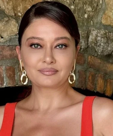 Nurgül Yeşilçay'ın Gençlik Pozu Afra Saraçoğlu'na Benzetildi!