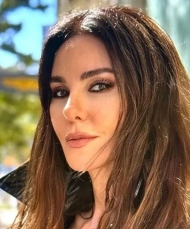 Defne Samyeli 53. Yaşını Cannes’da Kutladı: Sırt Dekolteli Elbisesiyle Göz Kamaştırdı