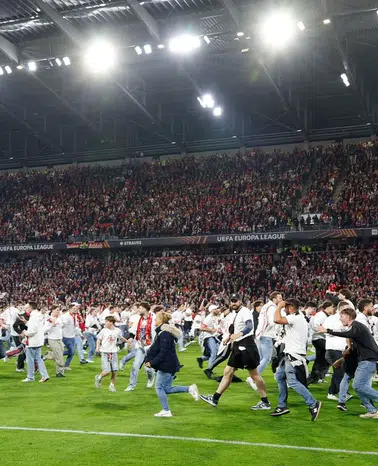 Avrupa'da tarihi gece: İstanbul biletini kapan taraftar sahayı işgal etti