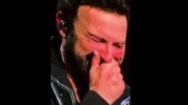 Tarkan Annesinin Vefatı Sonrası İlk Konserde Gözyaşlarına Boğuldu!