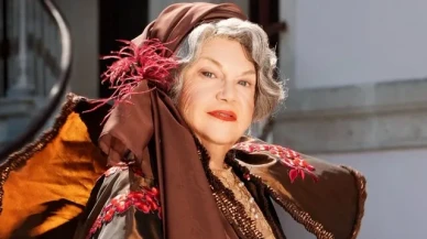 Nevra Serezli’den Tiyatroda Tarihi Bir Dönüş! “Veda” Ayakta Alkışlanıyor